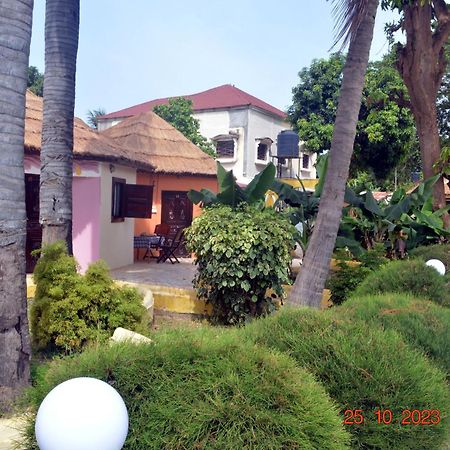 Easy Time Lodge Kololi Bagian luar foto