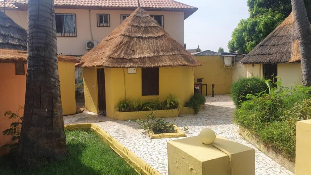 Easy Time Lodge Kololi Bagian luar foto