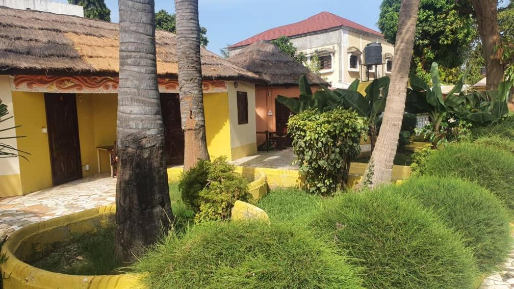 Easy Time Lodge Kololi Bagian luar foto