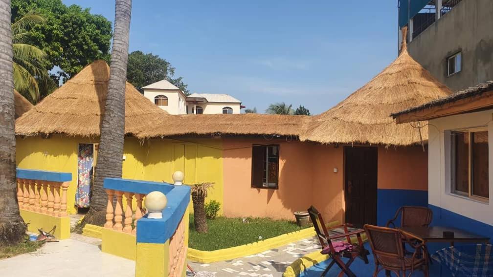Easy Time Lodge Kololi Bagian luar foto