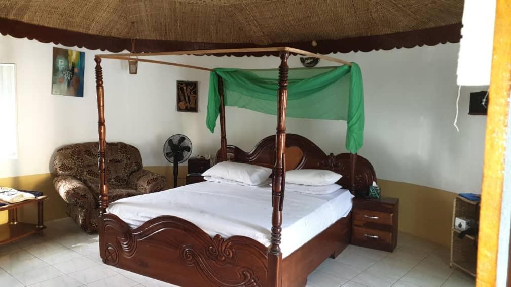 Easy Time Lodge Kololi Bagian luar foto