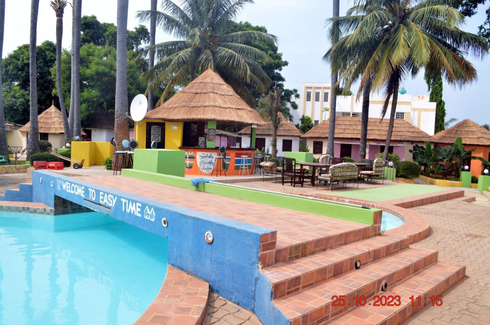 Easy Time Lodge Kololi Bagian luar foto