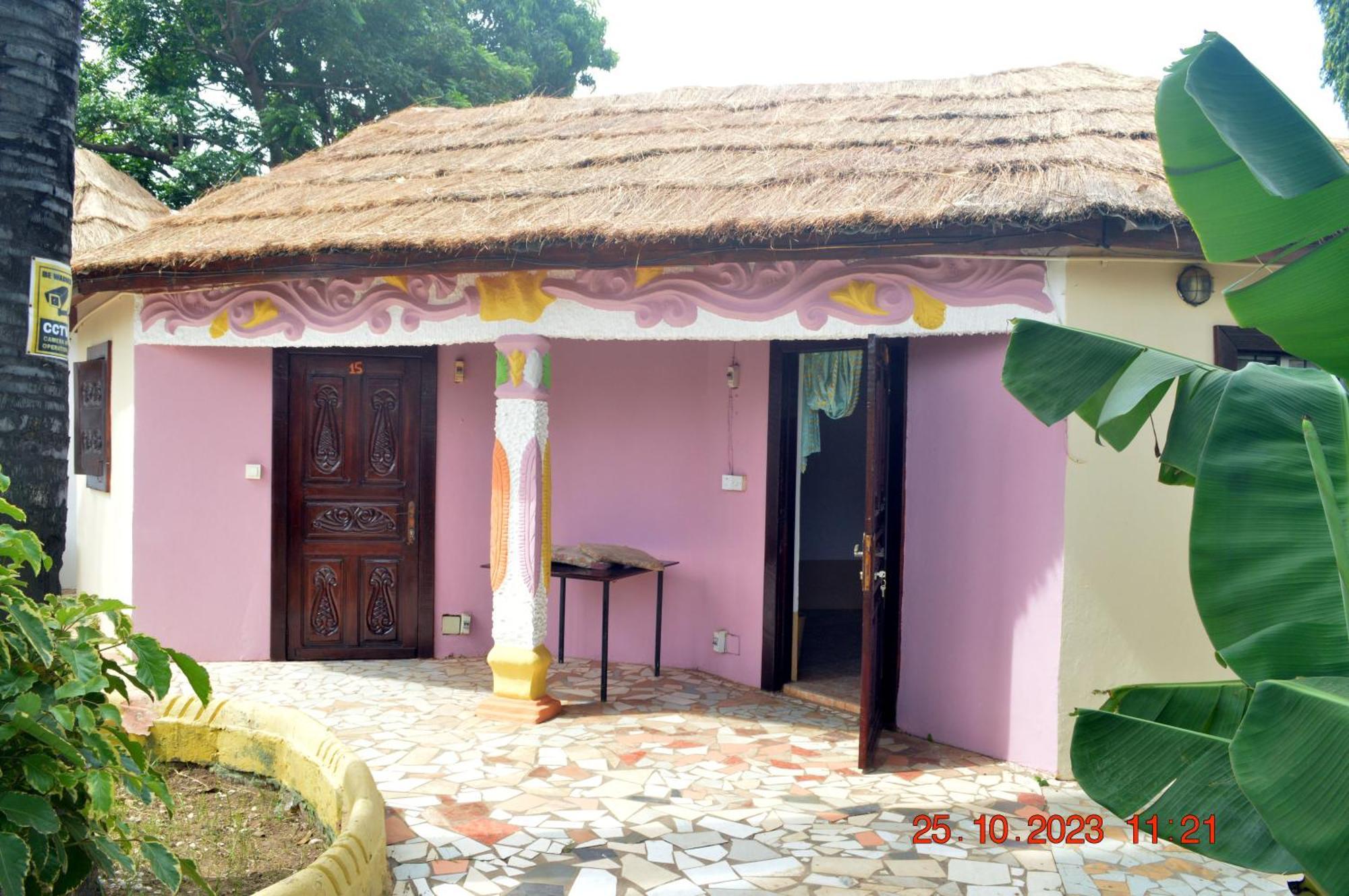 Easy Time Lodge Kololi Bagian luar foto