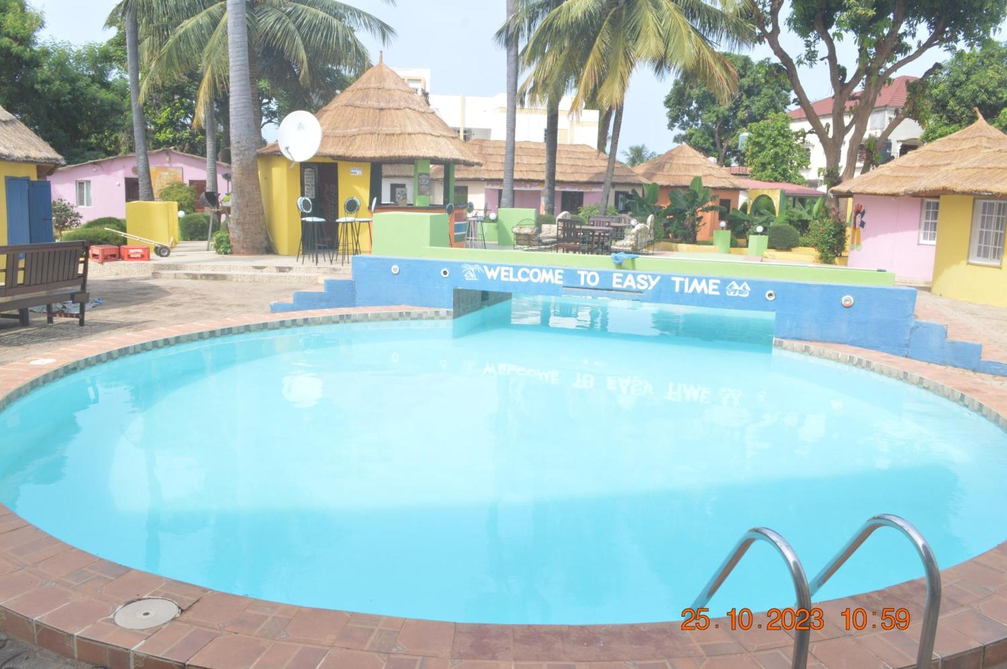 Easy Time Lodge Kololi Bagian luar foto