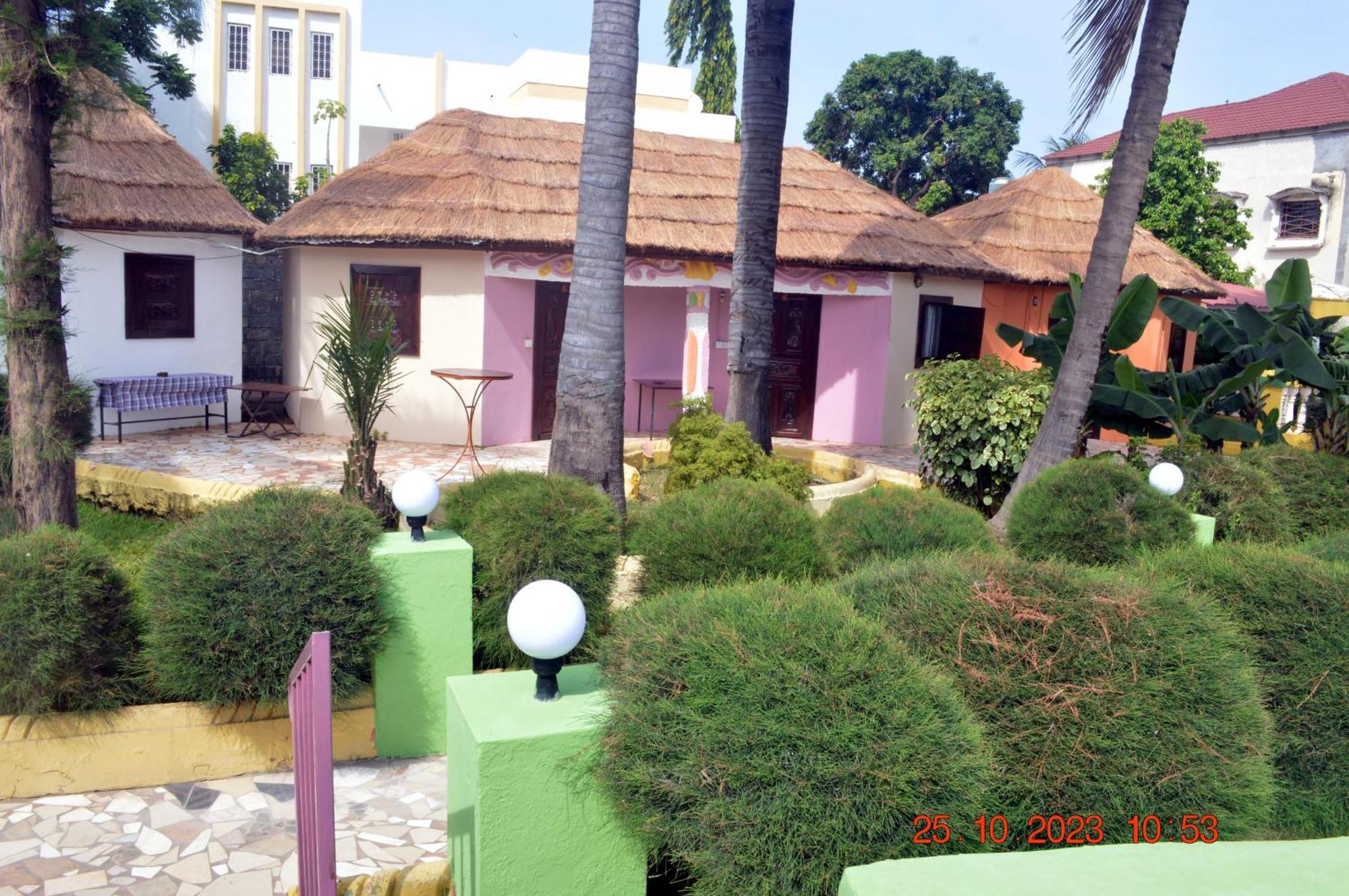 Easy Time Lodge Kololi Bagian luar foto